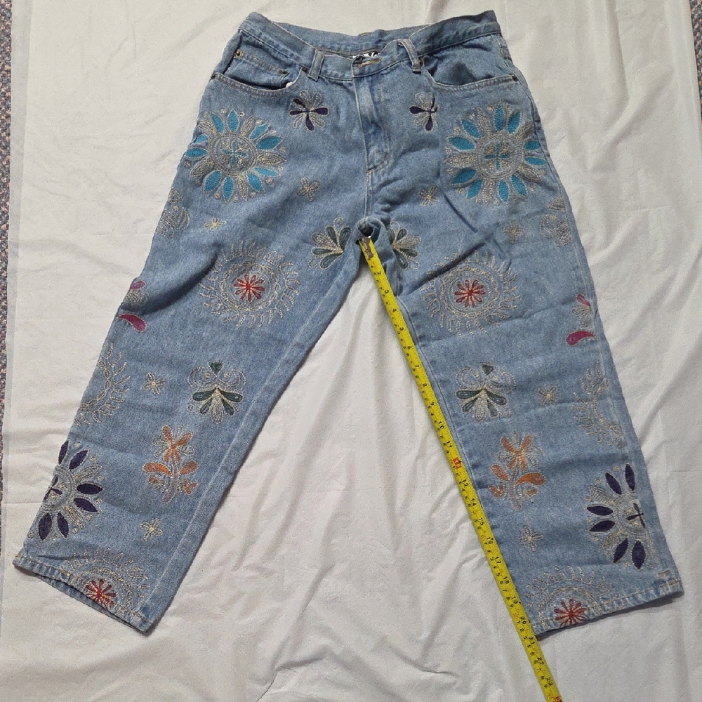 Clio Light Blue Straight-Leg Jeans with Colorful Floral Embroidery